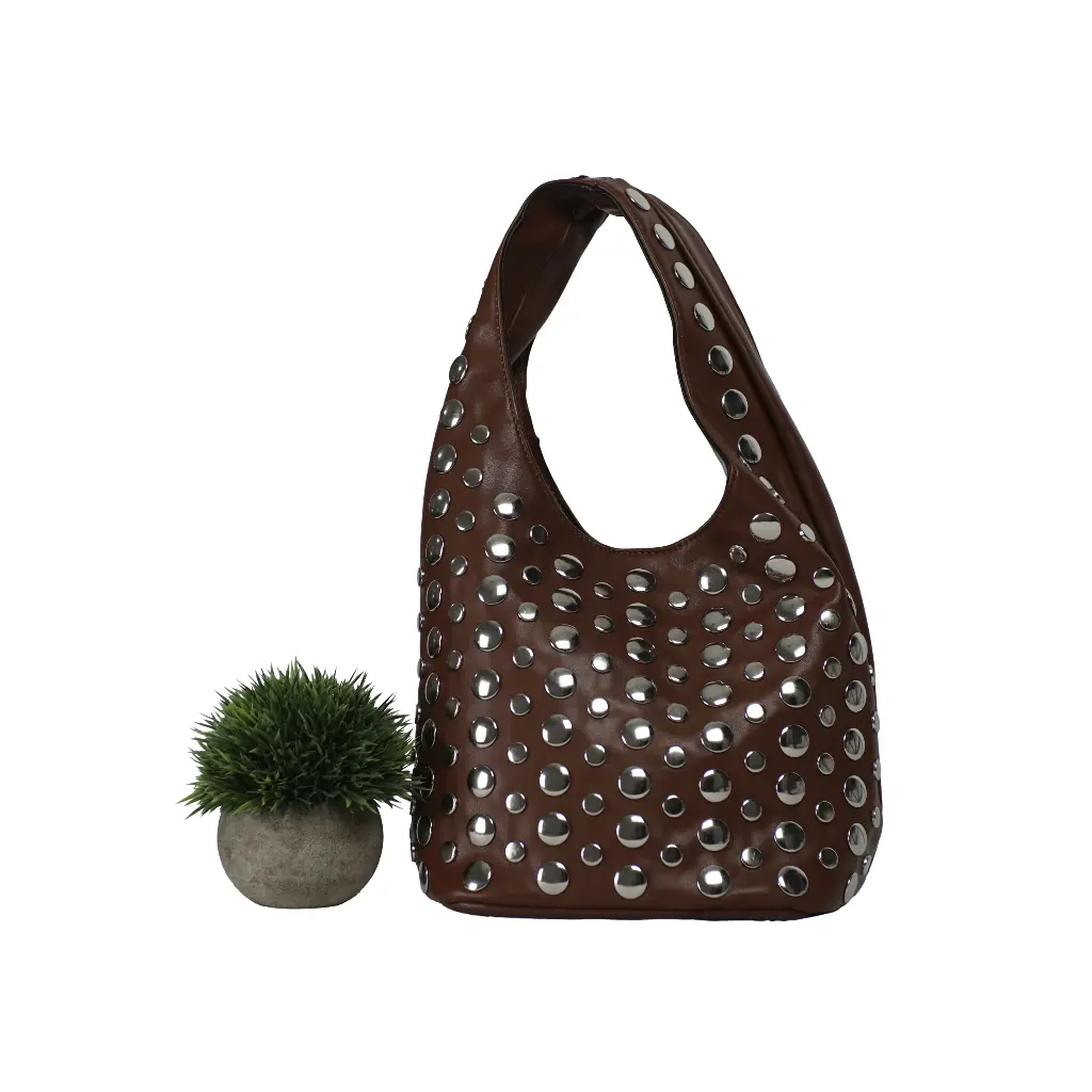 Bolso Saco Tachas marrón 03.webp