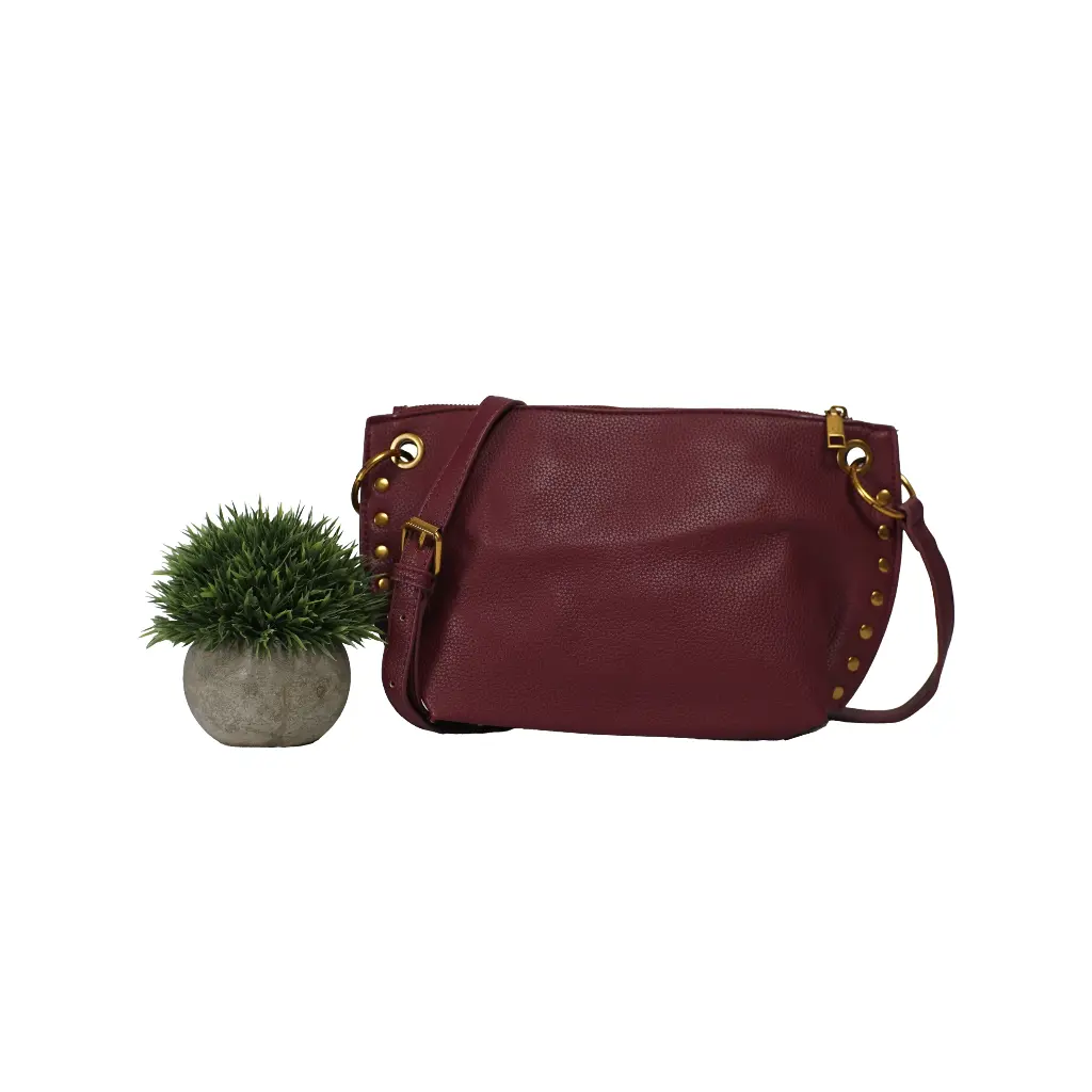 Bolso de hombro Tachas Laterales Granate 03.webp