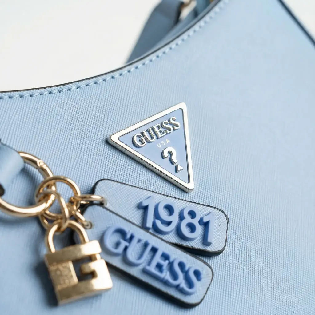 Bolso de hombro Polipiel Noelle (Inspiración guess) Celeste 06.webp