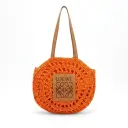 Bolso redondo de rafia con anagrama (Inspiración Loewe)